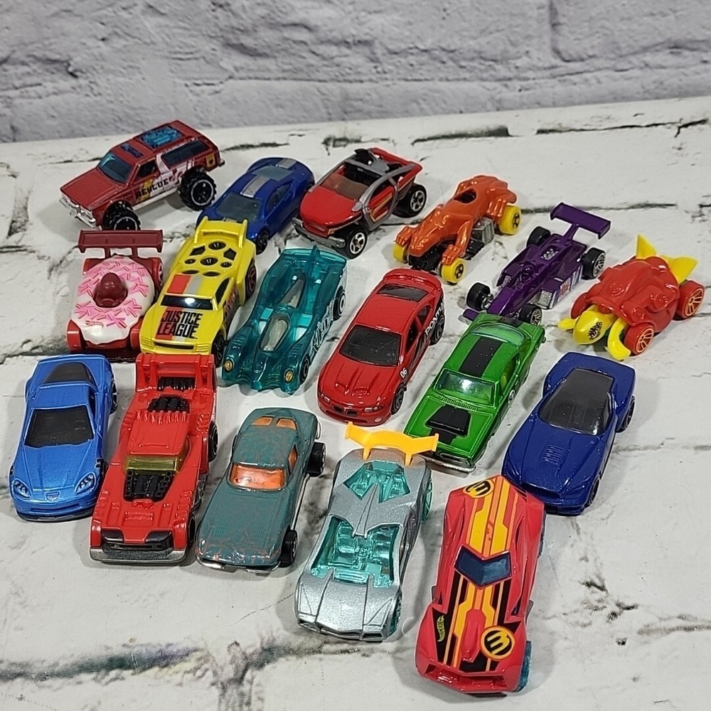 Hotwheels Cars Vehicles Lot Of 17 - 1:64 Scale Die-Cast Rolling Figures